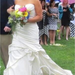 Elegant White Strapless Wedding Dress